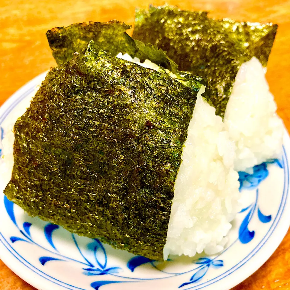 Snapdishの料理写真:炊き立てご飯🍚塩むすび🍙|まいりさん