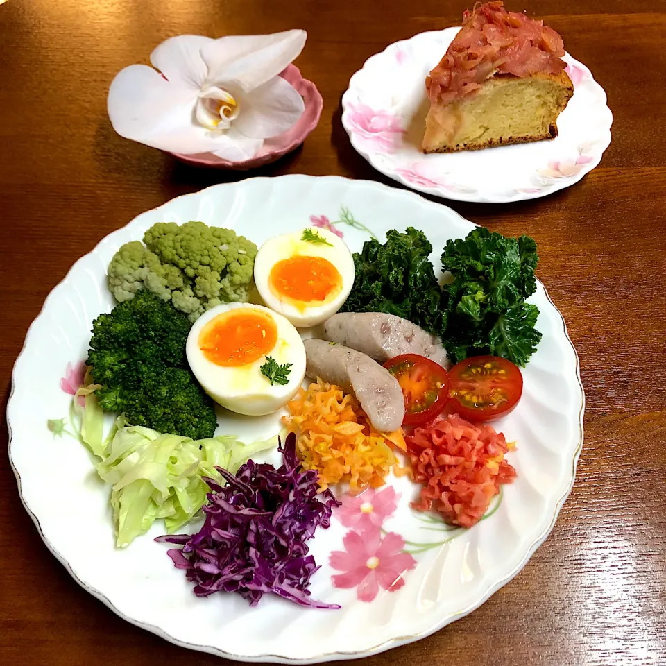 モーニングサラダプレート🥗アップルコンポートケーキ🍎|henryさん