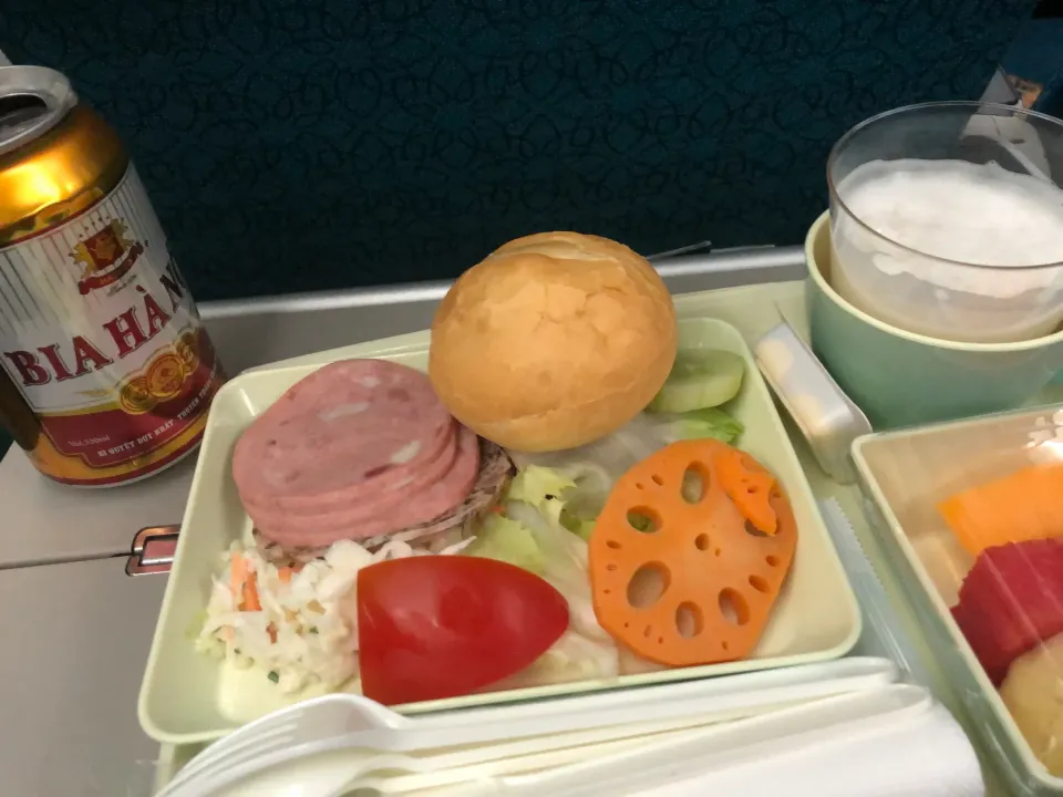 ベトナム🇻🇳航空の機内食|Mikoshiba Kazutoshiさん