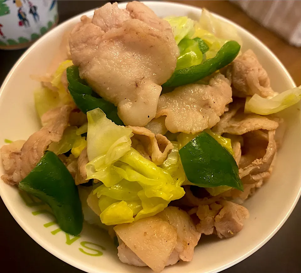 Snapdishの料理写真:豚バラと野菜のマキシマム炒め丼|あづきさん