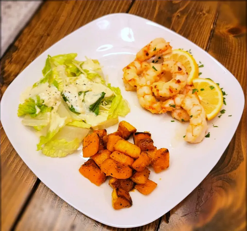 Garlic butter red argentine shrimp with roasted butternut squash and Caesar salad|Travis Stoneさん