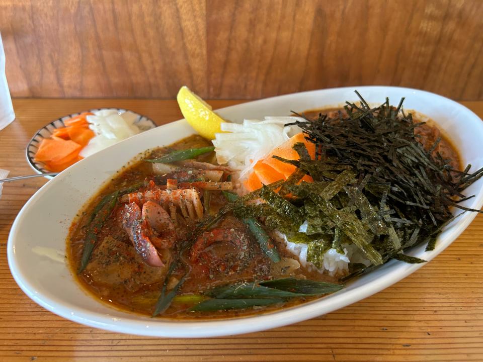 タイ風イカジャガイモ🇹🇭🦑🍟とキーマクラシックのりだく🍛🔥💣のあいがけ味玉トッピング🥚ピクルスマシマシ🥒