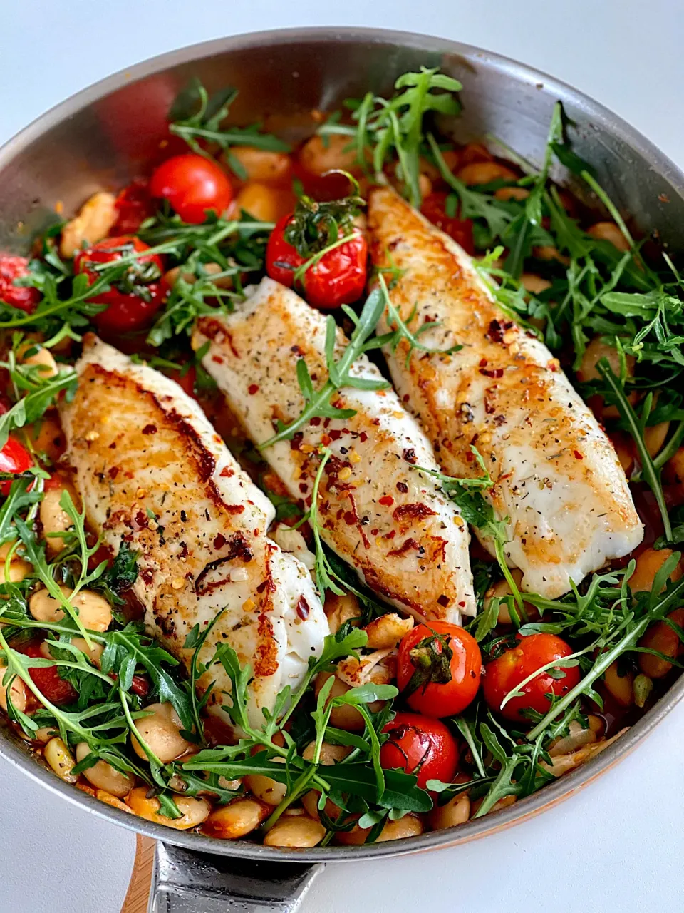 Pan fried fish, butter beans, tomatoes and wilted arugula|12Dragonさん