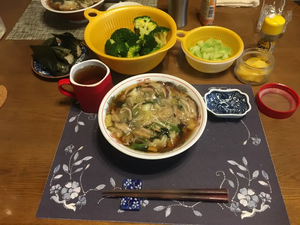 とろみ餡掛け醤油ラーメン、おにぎり、茹でブロッコリー(昼飯)|enarinさん