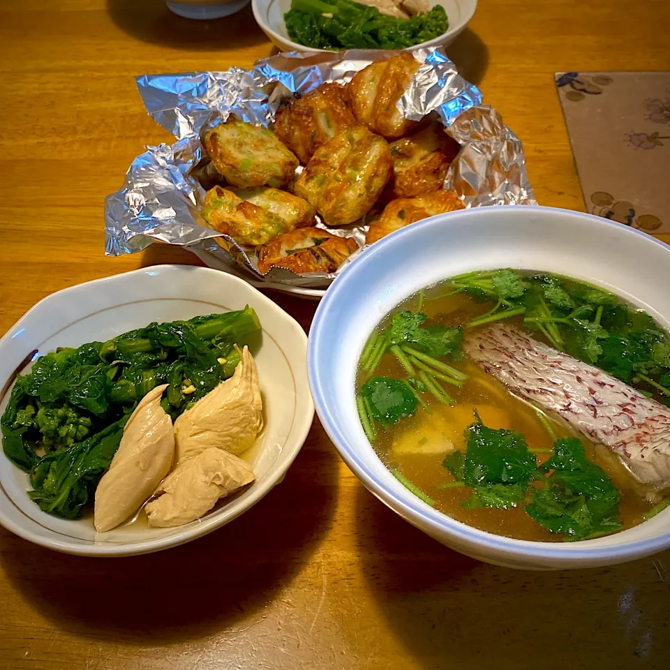 鶏ささみと菜の花のおひたしと、鯛と豆腐のお吸い物と、揚げ蒲鉾|もえさん