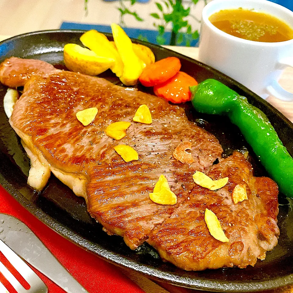 今夜はガッツリ　サーロイン🥩✨　　　　　オニオンスープも付けて🥣|Sの食卓さん