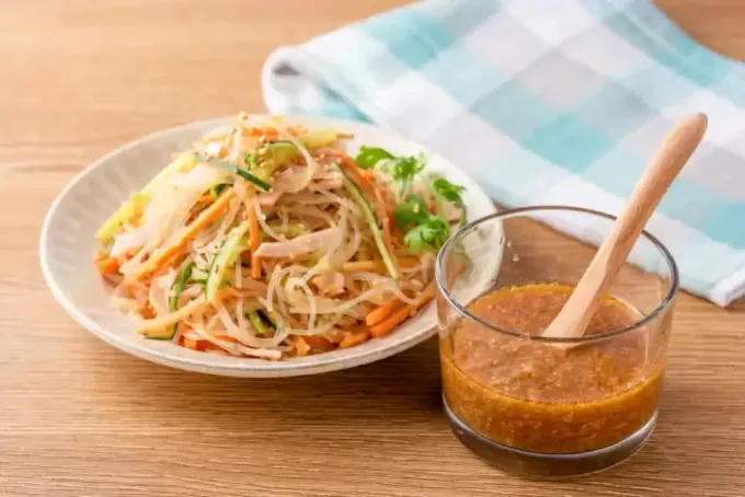 すりおろし野菜と黒酢のピリ辛糀ドレッシング|マルコメ キッチンさん