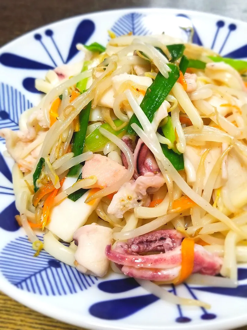 Snapdishの料理写真:パパ作👨イカにら塩焼きうどん|ぱんだのままんさん