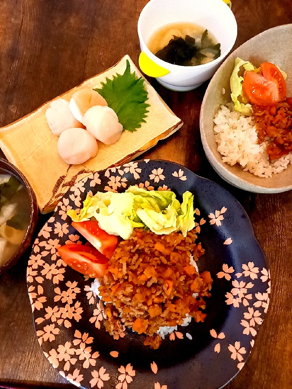 Snapdishの料理写真:肉味噌ごはん🍚ホタテのお刺身|明子さん