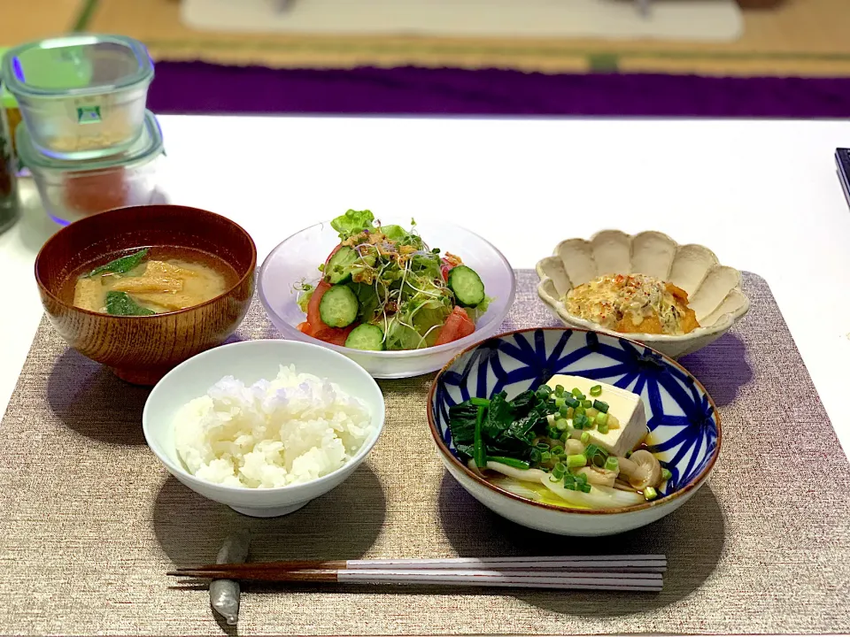 ばんごはん。湯豆腐、チキン南蛮、サラダ、お味噌汁。|yukiさん