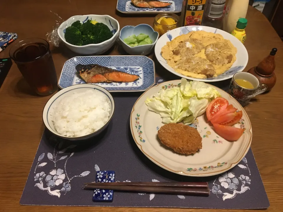 コロッケプレート、コロッケの卵とじ、焼き鮭(夕飯)|enarinさん