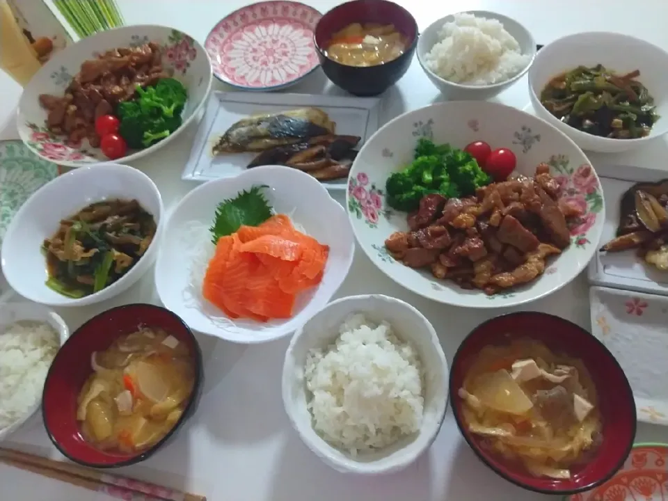 夕食(*^^*)
豚肉ガーリック炒めー&サラダ🥗
サラワとしいたけのバターソテー
サーモン刺し
小松菜と油揚げ煮
豚汁|プリン☆さん