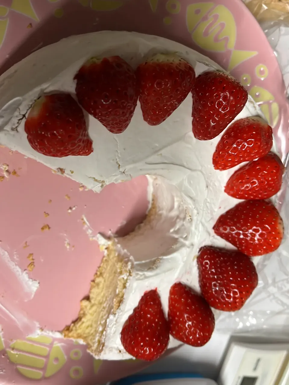 シフォンケーキをクリームで囲んで♪苺ケーキ(^^)❤︎|いつくしみちゃんさん