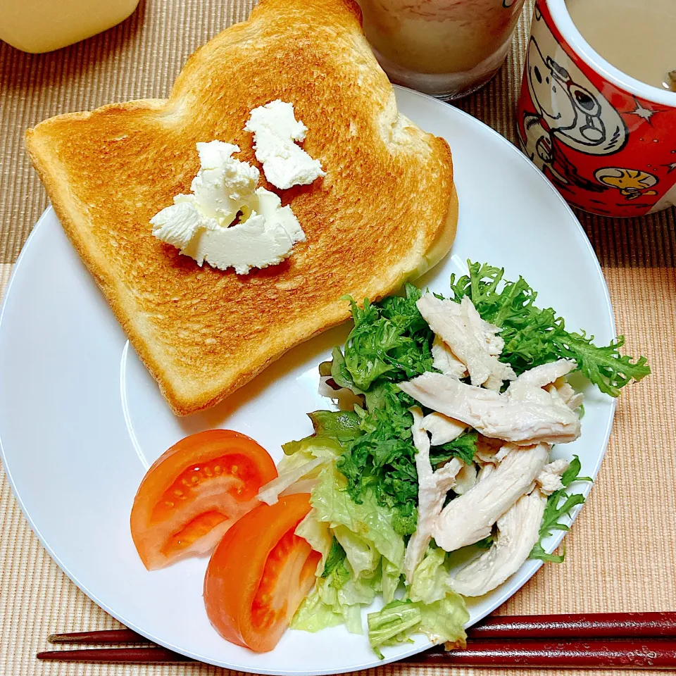 チキンサラダとトースト|akkoさん