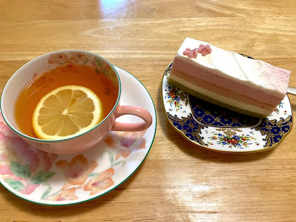 お土産で貰ったドトールの菱餅風🌸ケーキとレモンティー🍋|さくたえさん