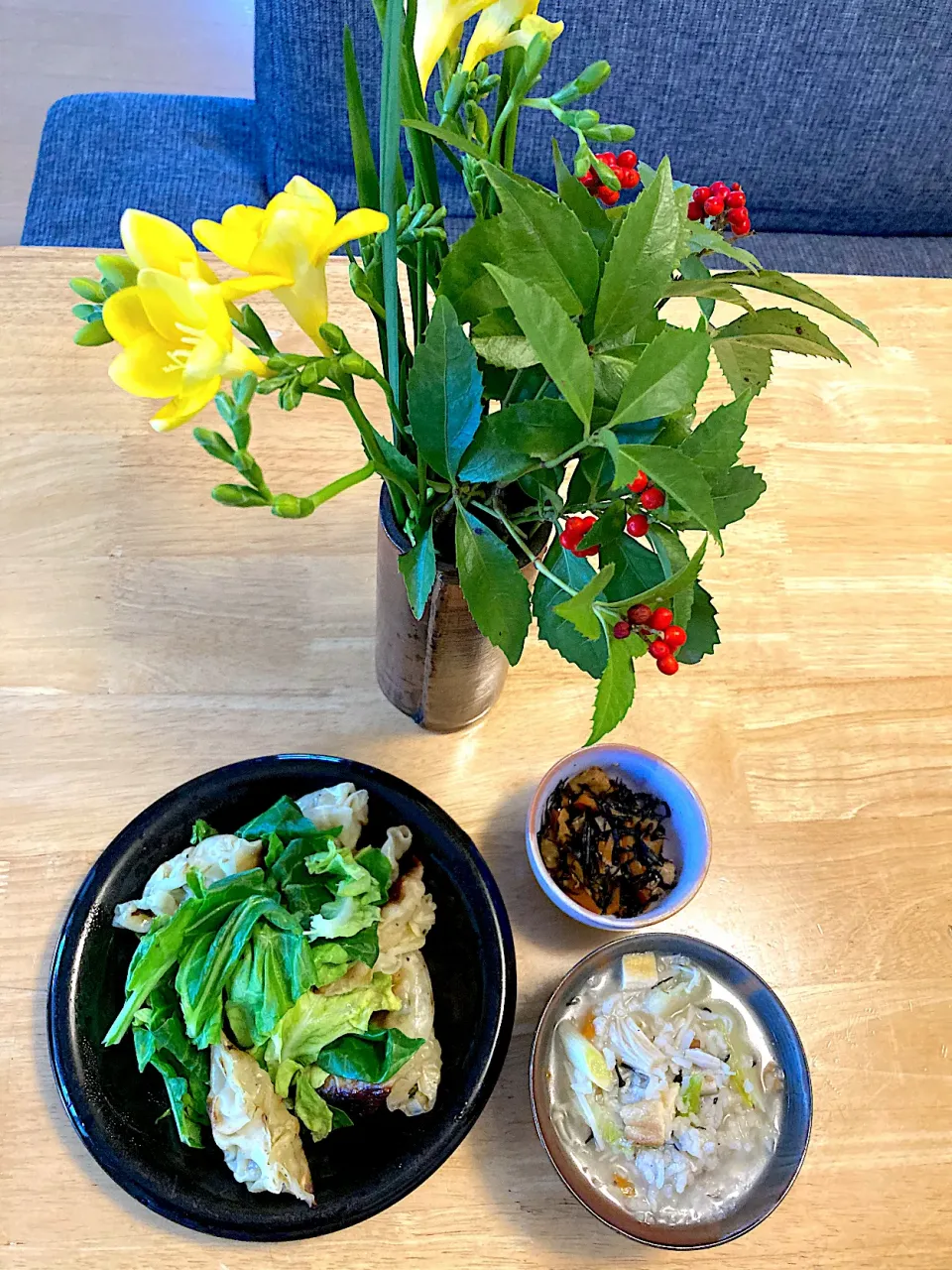 残り物でランチ🧡自家製冷凍餃子🥟に春キャベツ載せて蒸したん、あるもの入れた雑炊、ひじき煮|さくたえさん