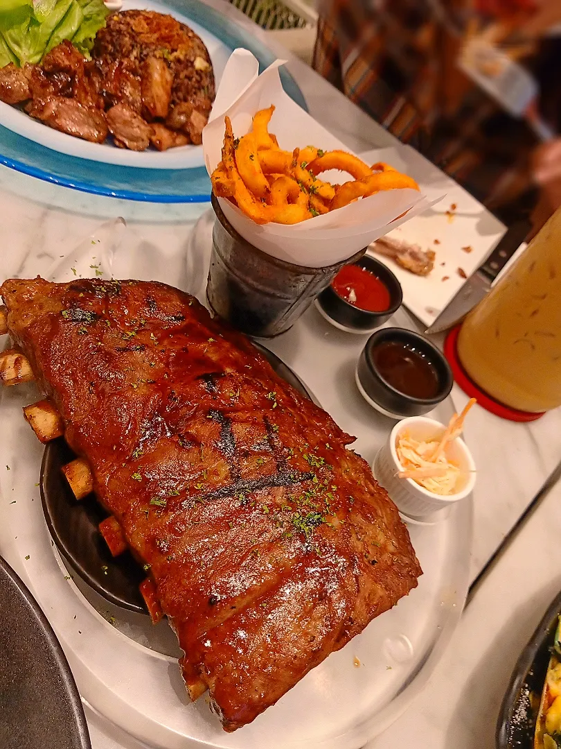 Super Scrumptious BBQ Pork Ribs w/ Crispy Fries 🍖🍟🤤
...
...
Mmmm... I think I'm in heaven now! 😍💓|An'leeさん