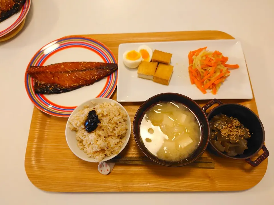 今日の夕食　鯖のみりん干し、厚揚げとゆで卵の煮物、切り干し大根煮物、こんにゃくピリ辛煮、玄米、玉ねぎと高野豆腐の味噌汁|pinknari🐰🌈さん