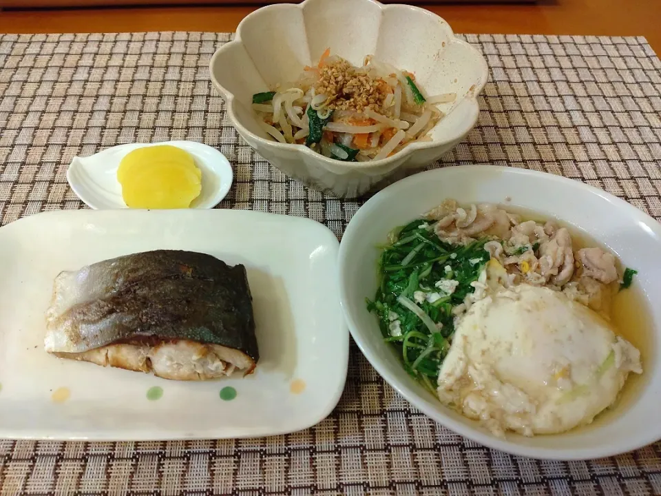 ☆ツバス塩焼き
☆水菜と豚肉　卵の煮物
☆もやしゴマ和え
☆梅たくあん|chikakoさん