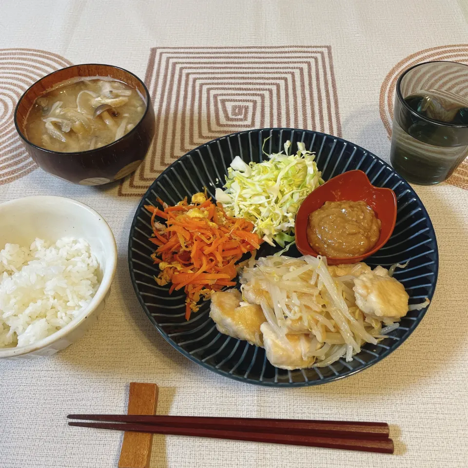 Snapdishの料理写真:鶏むね肉ともやしのしゃきしゃき炒め〜ごま味噌からしだれ〜|Norikoさん