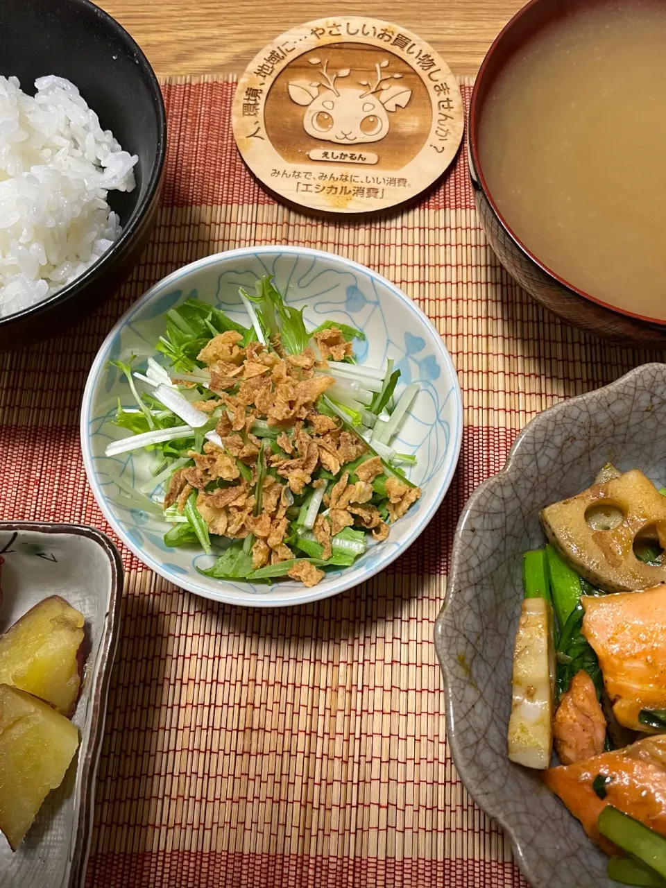 Snapdishの料理写真:2023/03/01 鮭とレンコンと小松菜のカレー炒め、サツマイモ甘露煮、水菜オニオンサラダ|kykyさん