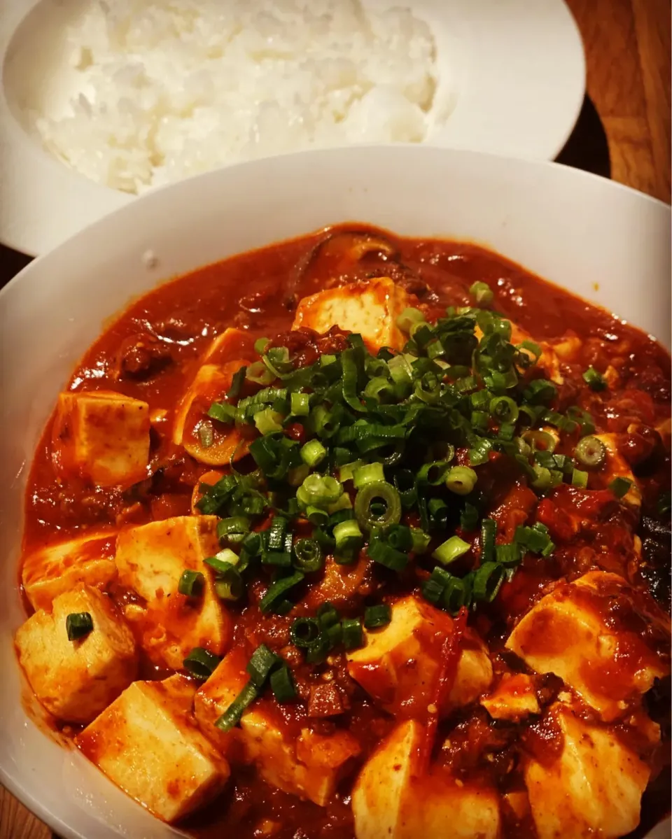 Dinner ! Dinner ! 
#reuse #reuse 
Beef Meat Sauce I made spiced it up to make 
#mabodofu with Szechuan pepper 🌶️ and steamed rice  #hot #spicy #tofu #chefemanu|Emanuel Hayashiさん