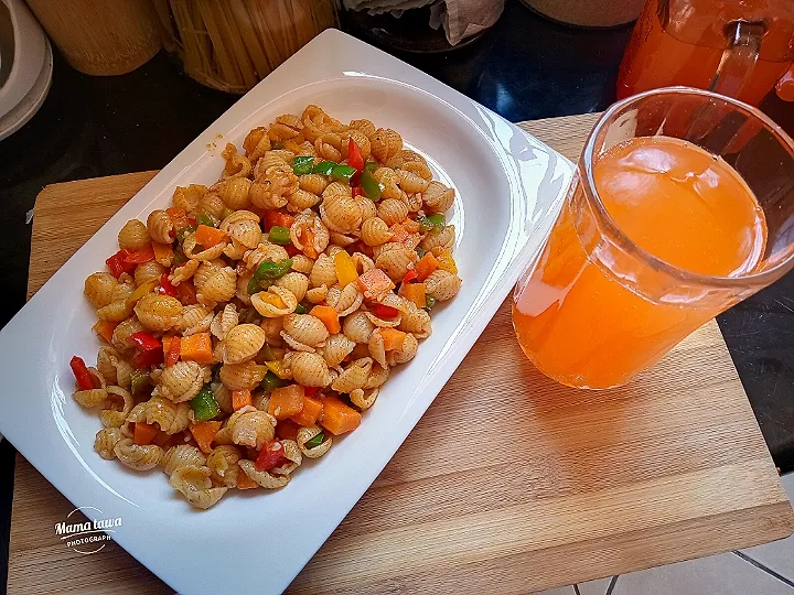 macaroni mixed with green, yellow and red peppers|cooking with Audyさん