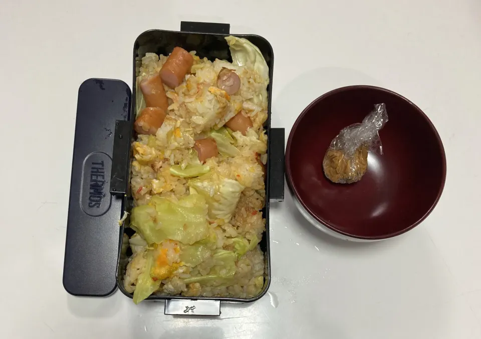 Snapdishの料理写真:パパ弁☆炒飯＆みそ玉。申し訳程度のキャベツと、ウインナーで😅|Saharaさん