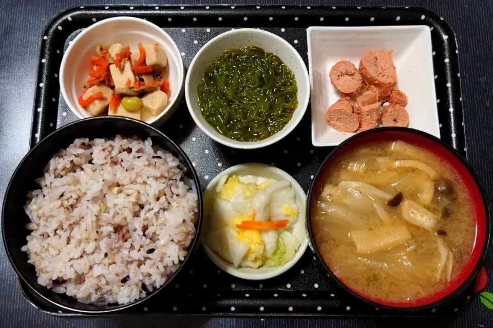 今日の朝ごはん（十六穀ごはんに焼き明太子（千曲屋）、めかぶポン酢、高野豆腐煮、玉ねぎとシメジのみそ汁、白菜の浅漬）|Mars＠釜飯作り研究中さん