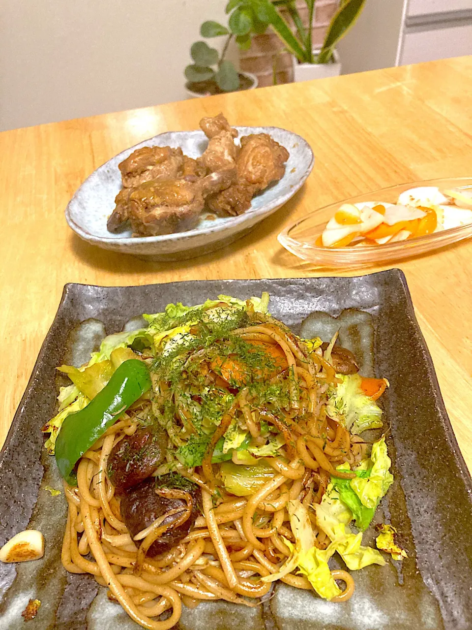 椎茸焼きそば🧡鶏手羽元の酸っぱ煮🧡カブと人参の甘酢漬け|さくたえさん