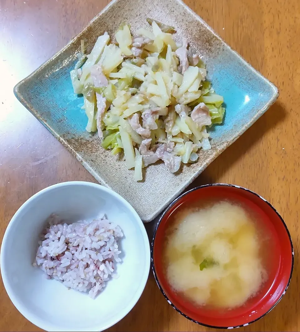 Snapdishの料理写真:2023 0216　じゃがいもと豚肉のザーサイ蒸し　豆腐とわかめのお味噌汁|いもこ。さん