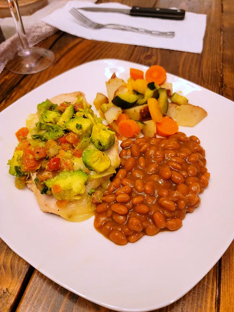 Pico de Gallo chicken breast, baked beans and steamed vegetables|Travis Stoneさん