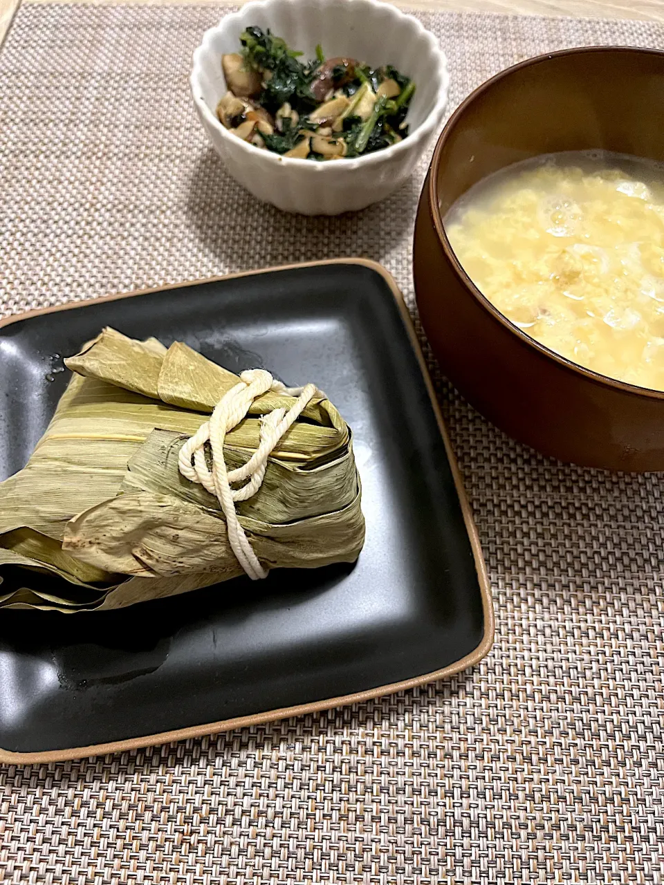 今日のお昼ごはん~中華ちまき、卵とじのお吸い物、椎茸とほうれん草のバター炒め~|ゆかｕさん