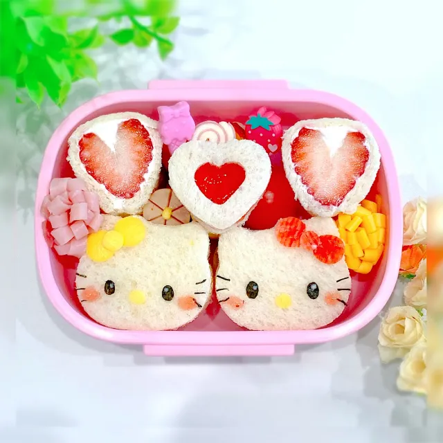 Snapdishの料理・レシピ写真:キティちゃん弁当｜お弁当にイチゴサンド入ってます〜🍓