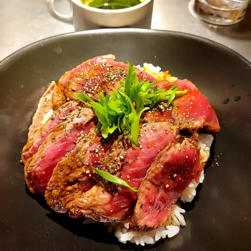 Snapdishの料理写真:炙りハラミ&ステーキ丼|あかね空さん