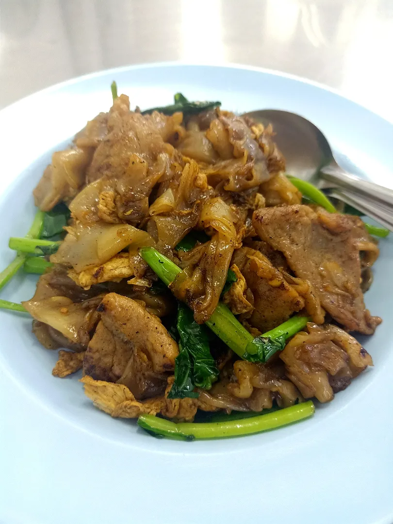 Stir-fried Flat Noodles in Soy Sauce w/ Pork, Egg & Chinese Kale aka "Pad See Ew Moo" 🥢
(ผัดซีอิ๊วหมู)|An'leeさん