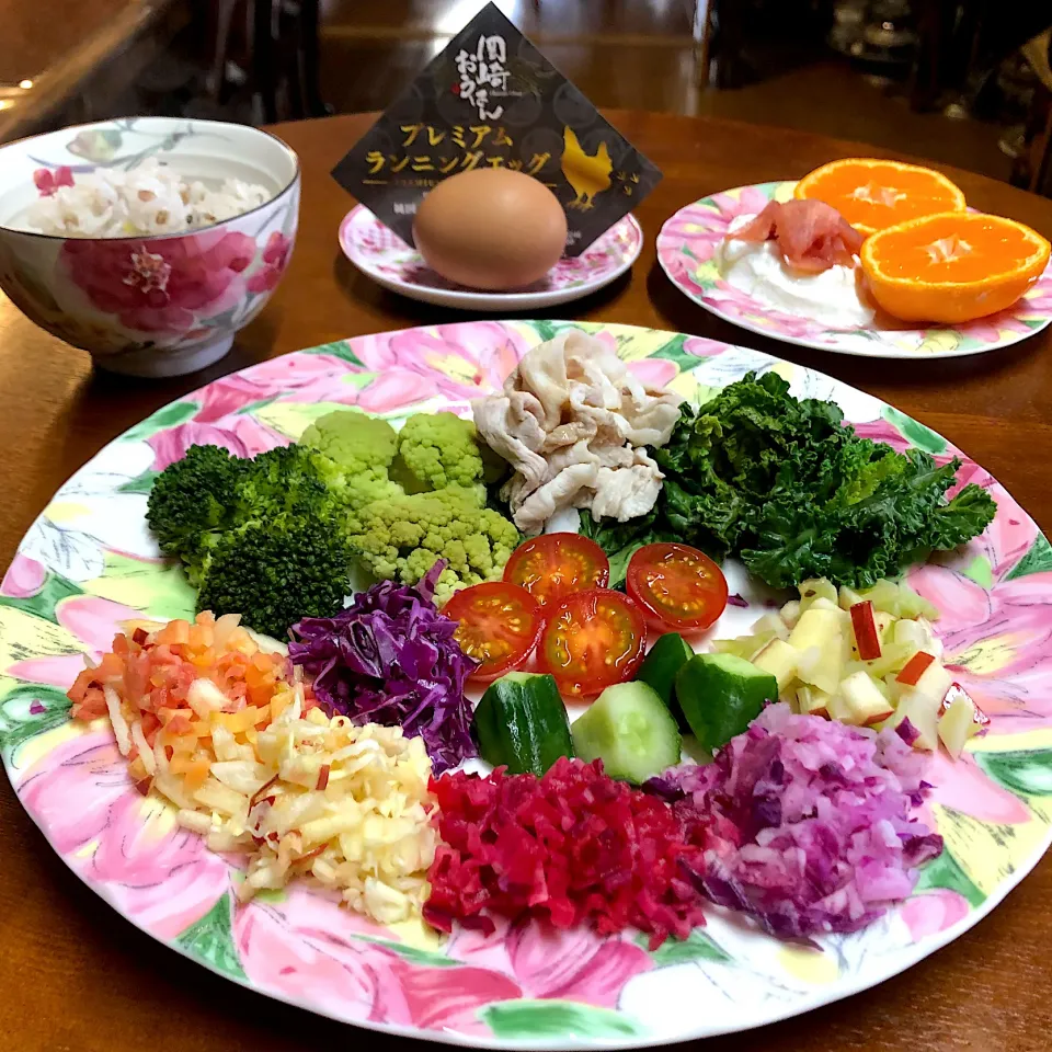 プレミアムランニングエッグ🥚卵かけご飯モーニング💐彩り野菜プレート🥗蒲郡みかん🍊ヨーグルト🍎|henryさん