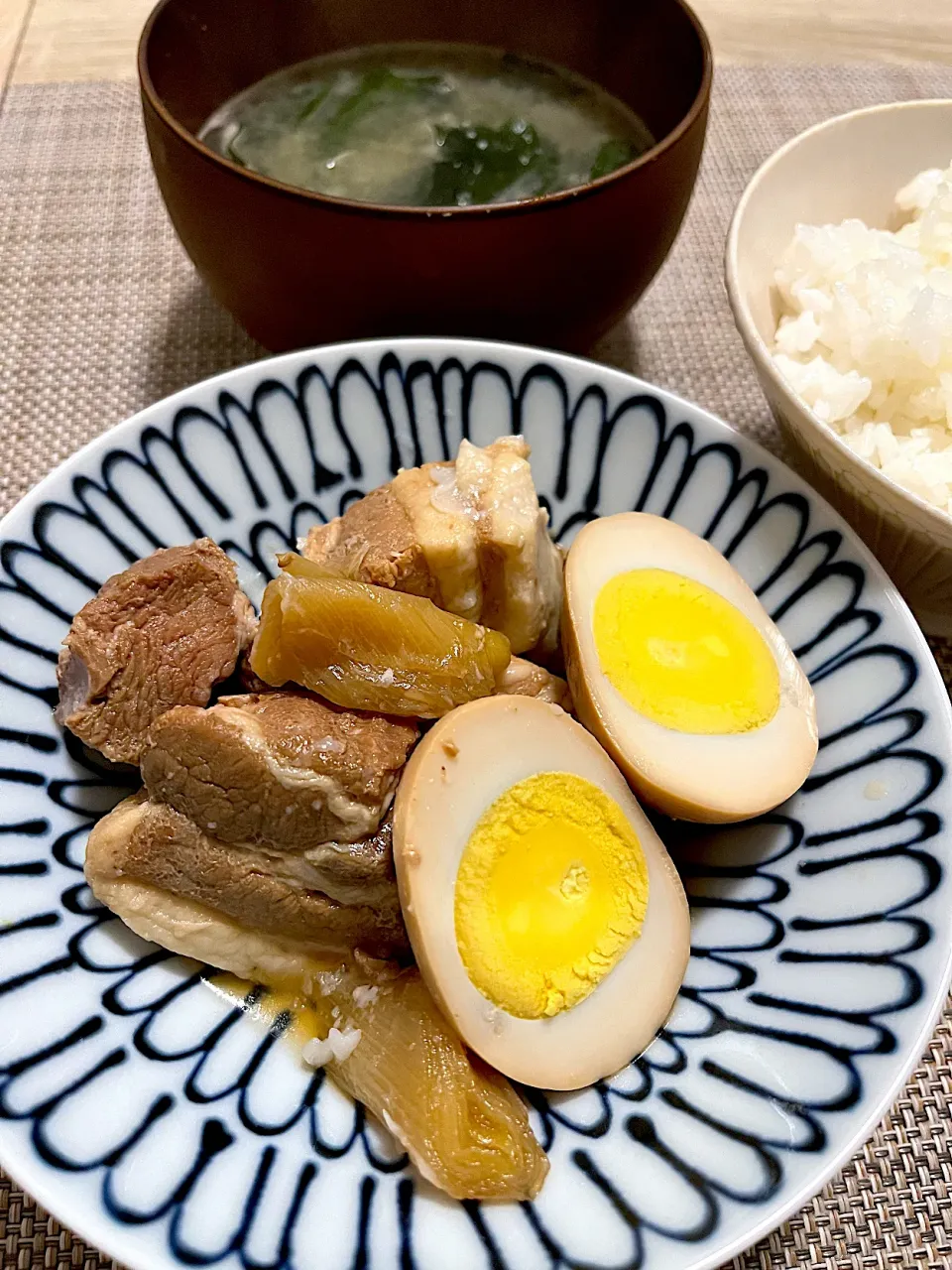 今日の夜ごはん~角煮、わかめの味噌汁、白飯~|ゆかｕさん