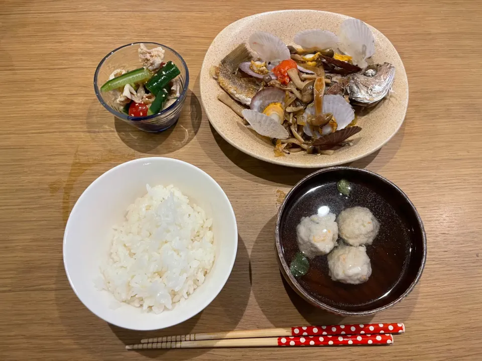 今日の晩飯 イシモチの酒蒸し 鶏皮中華サラダ 海老団子のお吸い物|おーたたくとさん