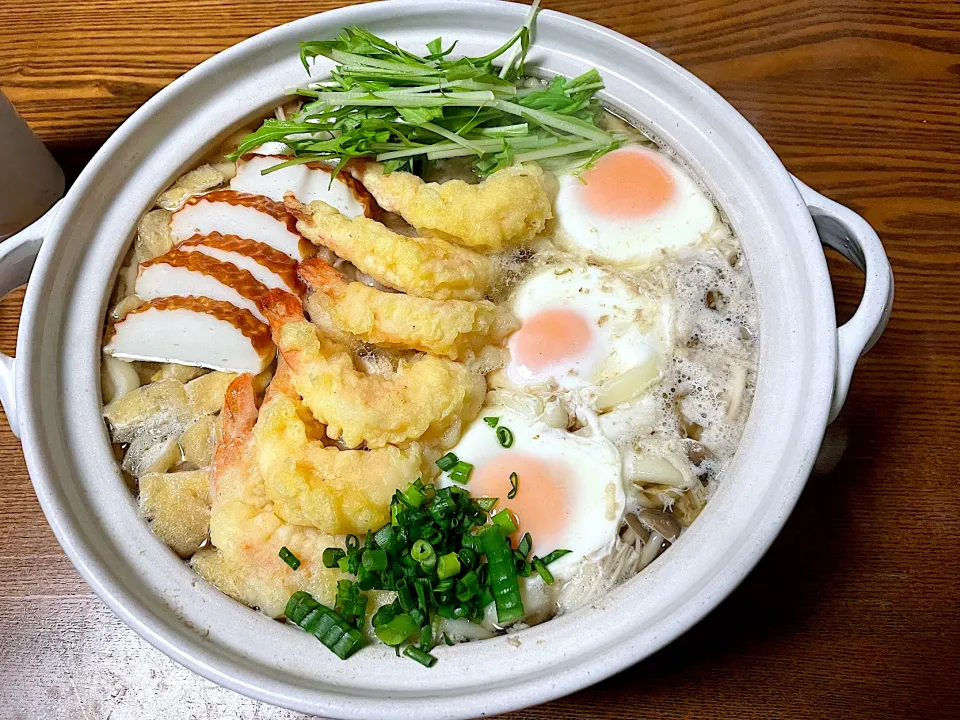 大きな土鍋で鍋焼きうどん🍲|yummy tommyさん