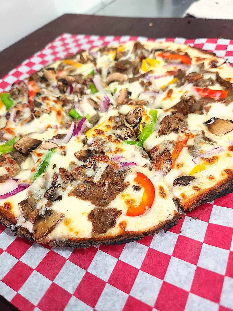 Snapdishの料理写真:Philly Cheesesteak on crispy cauliflower crust 😋|Earl Pearsonさん