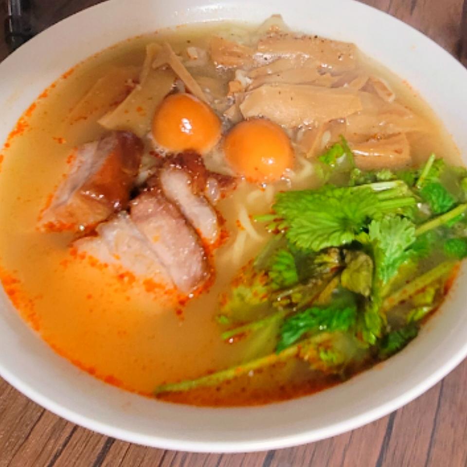 お疲れ縫い写真映り悪いけど😅へっちゃら
パクチーは手でブッチギリ😁☝️
🥰🥰🥰夜中食事🥰🥰🥰
今now自家製チャーシュ&ウズラ&メンマ&パンチトッピング
パイタン味噌激辛イースタン麺
おいちーいなのだ☺️😆💕✨ね最高
今日は初めて食事
