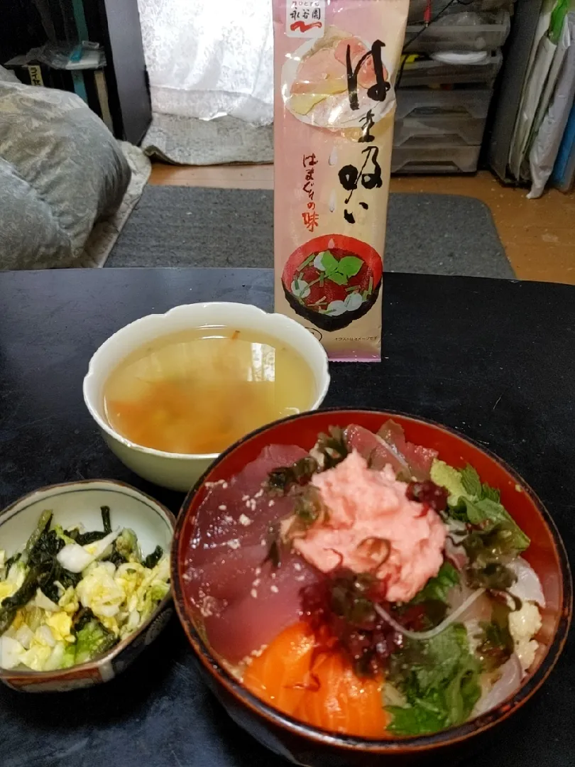 Snapdishの料理写真:海鮮丼・白菜と春菊の梅漬けをはま吸いを食し今夜からの夜勤に備えます|Tarou  Masayukiさん