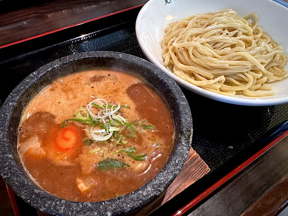 丸和つけ麺　並盛　¥980 @丸和岡崎分店　名古屋にある行列店の分店ですが、関東激戦区の物を食べ慣れているせいか何かパンチに欠ける味でした💦　つけ汁が石鍋で熱々になって提供されるのは斬新です✨|BUBUさん