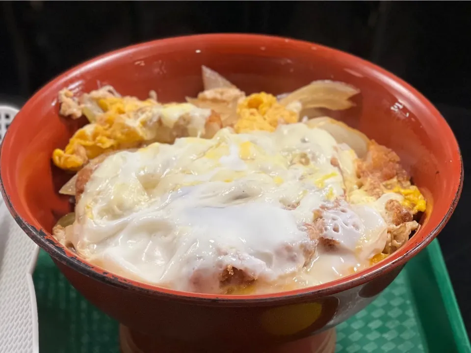 Snapdishの料理写真:ラッキーピエロ本町店　チーズカツ丼|ddr3rdmixさん