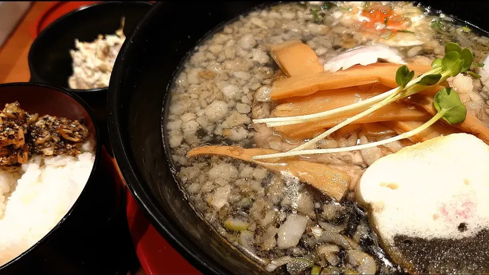 【4/19までの期間限定店舗】
函館麺厨房あじさい
東京ラーメンストリート店
極黒ラーメン (イカスミ、1,000円)
＋ご飯 (叉焼マヨ和え付き、200円)
@東京2分
23050 (51,779)|大脇さん