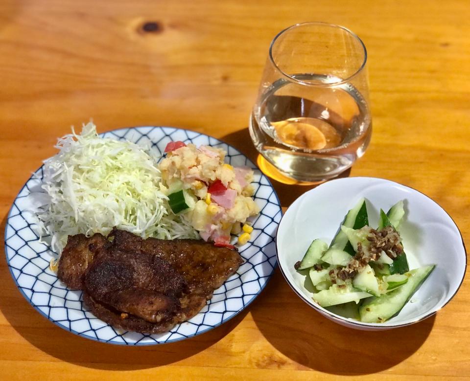 夕飯。トンテキ、ポテサラ、キャベツ、キュウリのアンチョビオイルソース