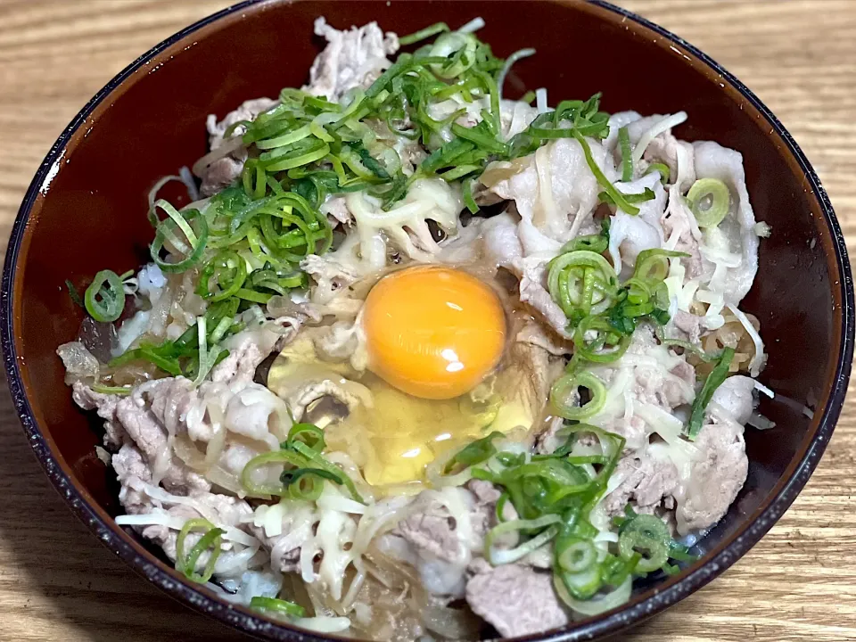 Snapdishの料理写真:☆ねぎたまチーズ豚丼|まぁたんさん