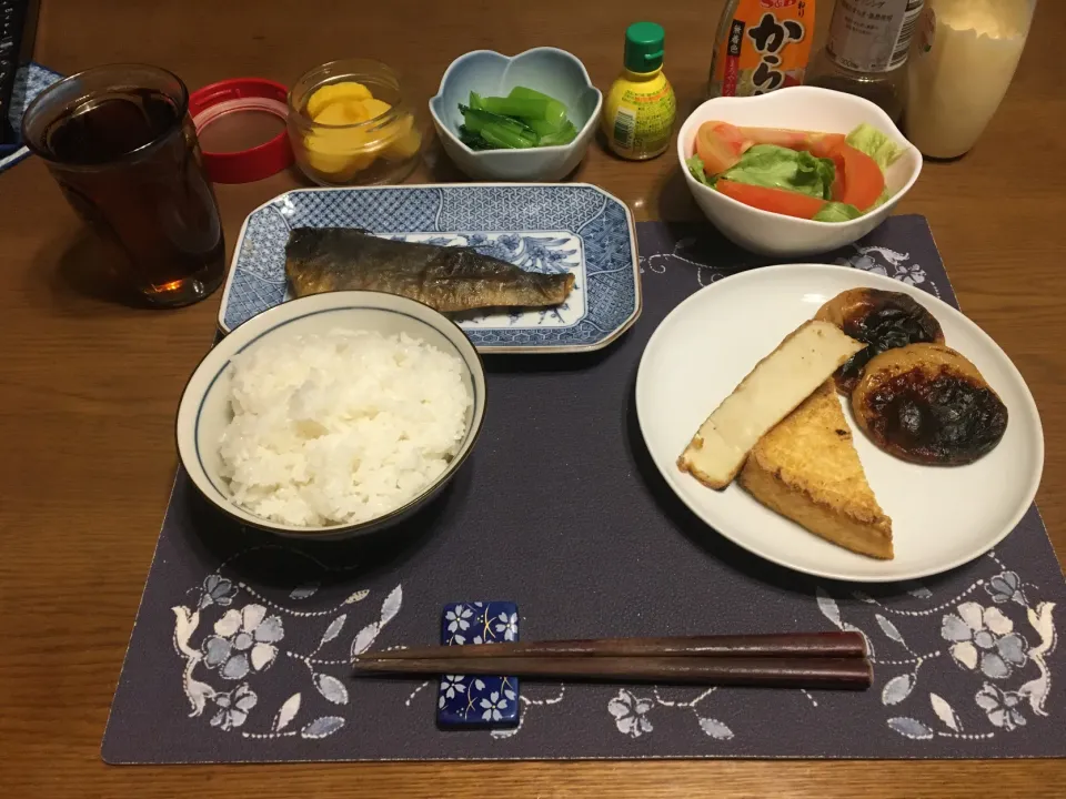 お惣菜のしまホッケ焼き、絹厚揚げとさつま揚げの網焼き(夕飯)|enarinさん