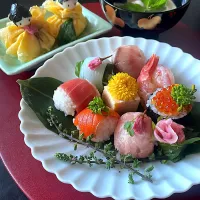 Snapdishの料理写真:桃の節句の手毬ずしとお雛様の巾着ずし🎎